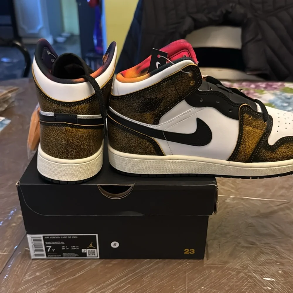 Jordan 1 mid se black/taxi/sail sz 7 youth or 8.5 womans new in box - Picture 4 of 4
